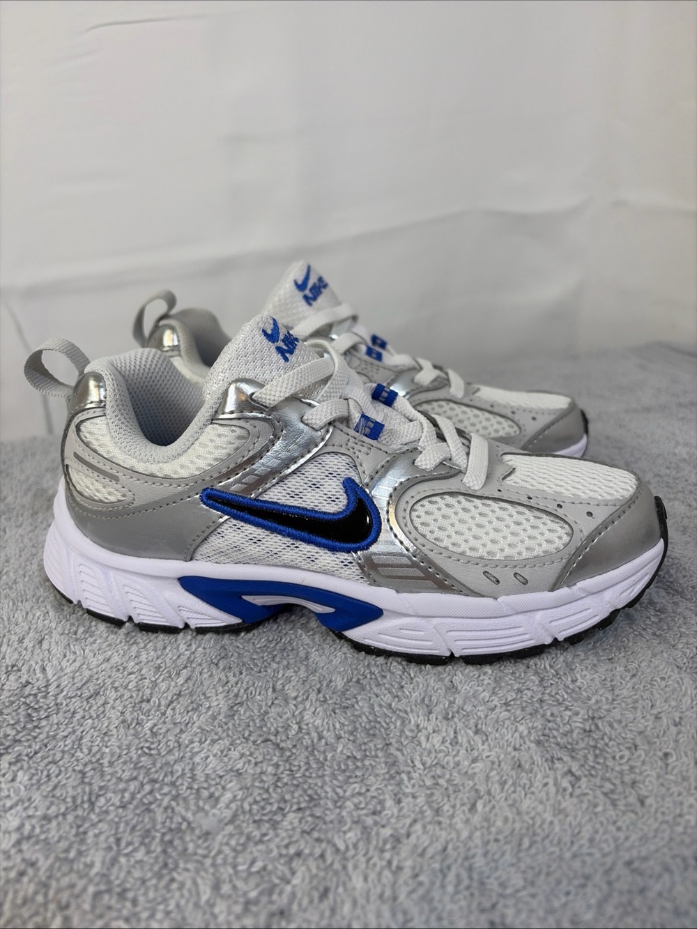 Nike Kids V5 RNR in size 13C HQ6412-101. BNWOB! Stk#EC0010